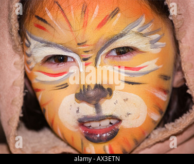 Ritagliato close up ritratto di nove anno vecchia ragazza indossando facepaint a guardare come una tigre Foto Stock