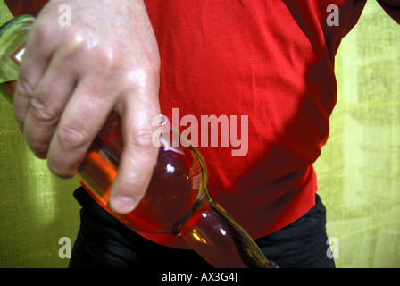 versare un drink Foto Stock