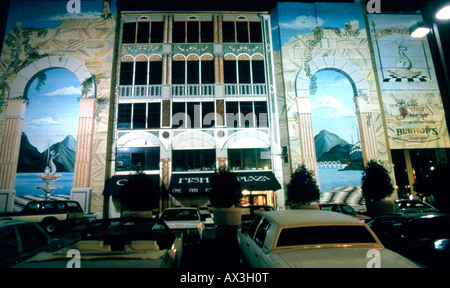 Trompe l'oeuil murale su edificio commerciale nel centro cittadino di Chicago in Illinois USA di notte Foto Stock