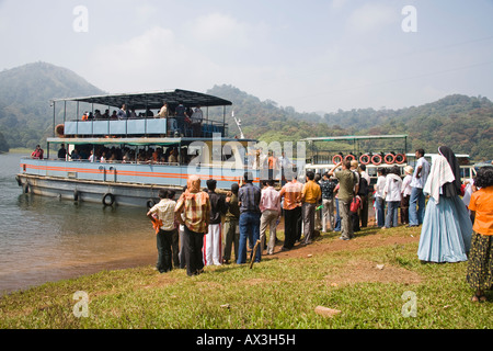 I turisti su imbarcazioni da diporto, lago del Periyar, del Periyar Wildlife Sanctuary, Thekkady, vicino Kumily Kerala, India Foto Stock