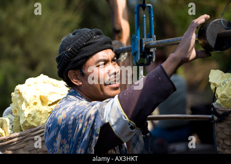 Indonesia Java Kawa Ijen vulcano minatori di zolfo Foto Stock