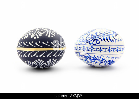 Due blu uova di pasqua isolato su bianco Foto Stock