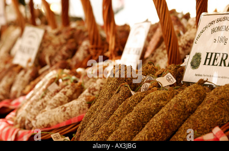 Selezione della lingua francese salsiccia secca su un mercato degli agricoltori in stallo Foto Stock