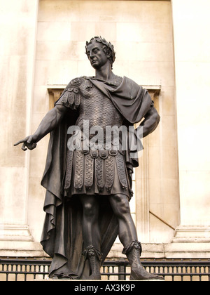 Statua di Giacomo II in età imperiale romana vestito come Giulio Cesare, da Gibbons Grinling al di fuori della Galleria Nazionale di Londra Inghilterra Foto Stock