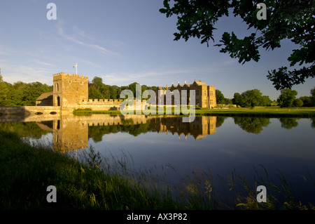 Castello di Broughton e il fossato in Oxfordshire, Inghilterra. Foto Stock