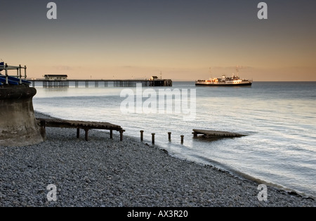 Penarth Pier, vicino a Cardiff, nel Galles del Sud, Regno Unito La MV Balmoral è di lasciare il molo a marea alta. Foto Stock