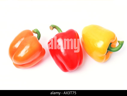Peperoni rossi, gialli e arancioni su sfondo bianco Foto Stock