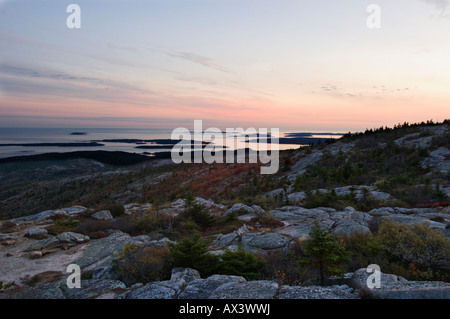 Tramonto sull'Oceano Atlantico da Cadillac Mountain nel Parco Nazionale di Acadia nel Maine Foto Stock