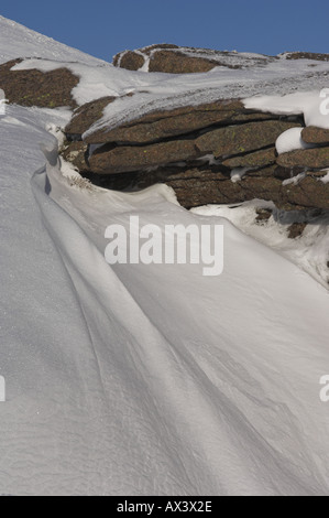 Rocce di granito e deviati neve, Cairngorms. Foto Stock