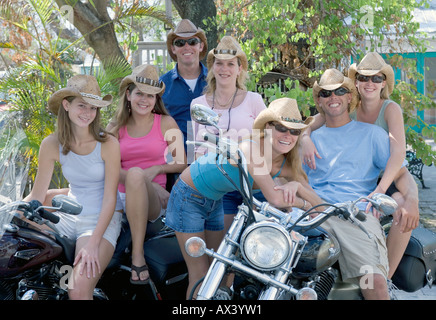 Un gruppo di persone con le loro motociclette di Key West Florida USA Modello rilasciato foto Foto Stock