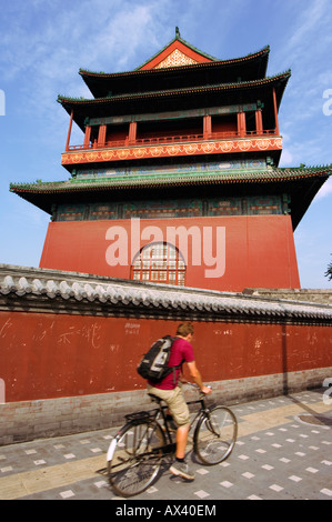 Cina, Pechino. Un ciclista presso la Torre del Tamburo - un più tardi la dinastia Ming versione originariamente costruita nel 1273. Foto Stock