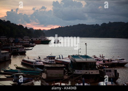 Crepuscolo in Kapit, Sarawak, Borneo, Malaysia Foto Stock