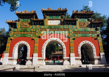 Cina, Pechino. Il Tempio di Confucio e Imperial College di arco vetrata costruita nel 1306 dal nipote di Kublai Khan. Foto Stock