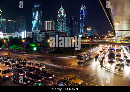 Cina, Shanghai, Huangpu District. Piazza del Popolo - Car Light sentieri e edifici illuminati. Foto Stock