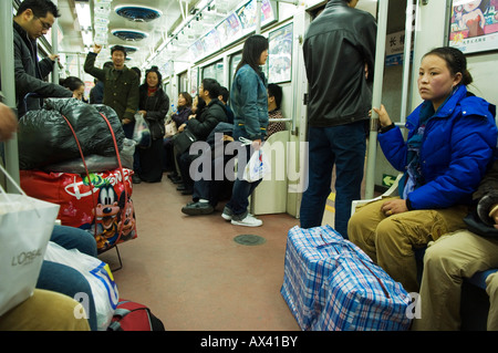 Cina, Pechino. I passeggeri che viaggiano sulla metropolitana di Pechino. Foto Stock