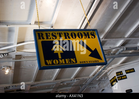 Mens sala di riposo su US Navy portaerei USS Lexington ora un museo galleggiante ancorato nel Corpus Christi Bay TX Texas USA Foto Stock