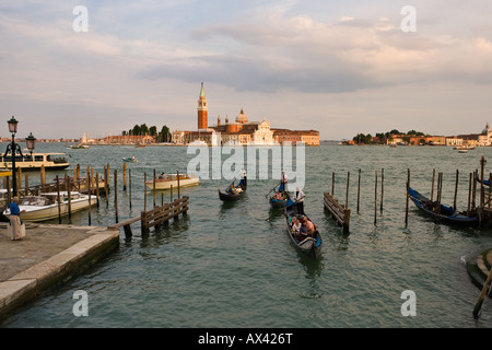 Gondole di fronte a San Giorgio Maggiore visto dalla Riva degli Schiavoni, Venezia, Italia Foto Stock