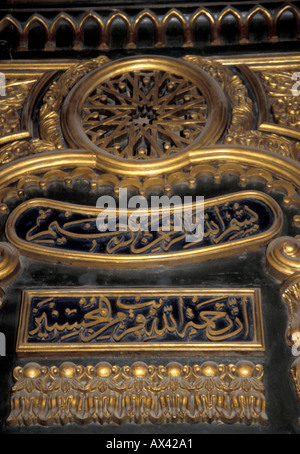 La calligrafia d'oro ornata sopra le porte della tomba di Muhammed Ali nella Moschea della Cittadella, il Cairo, Egitto Foto Stock