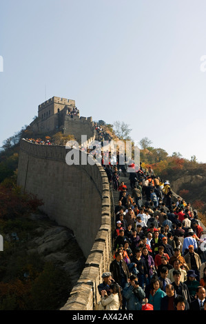 Cina, Pechino, la Grande Muraglia a Badaling vicino a Pechino. La Folla di linea turistica la Grande Muraglia. Foto Stock