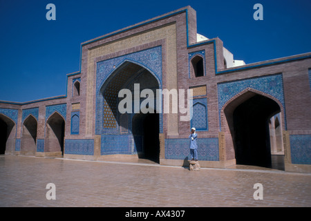 Un Imam che fa la chiamata di preghiera via la voce naturale nella moschea di Shah Jehan a Thatta, Pakistan Foto Stock