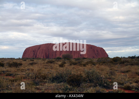 Uluru - Ayers Rock [Docker River Road, Uluru-Kata Tjuta National Park, il Territorio del Nord, l'Australia, Oceania] . Foto Stock