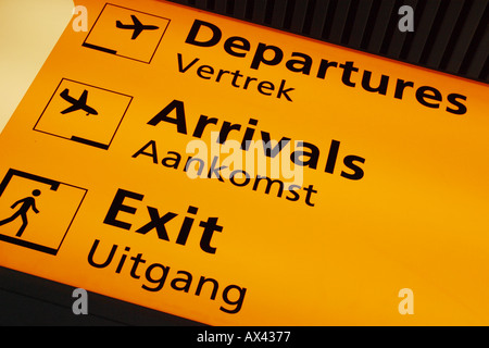 Airport Terminal multi lingual informazioni segno dare le indicazioni per gli arrivi dei voli in partenza e in uscita Foto Stock