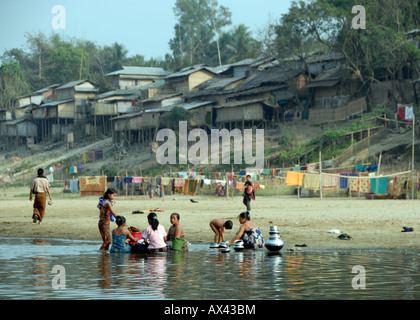 Persone che fanno il servizio lavanderia nel fiume Shangu, Chittagong Hill Tracts, Bangladesh Foto Stock