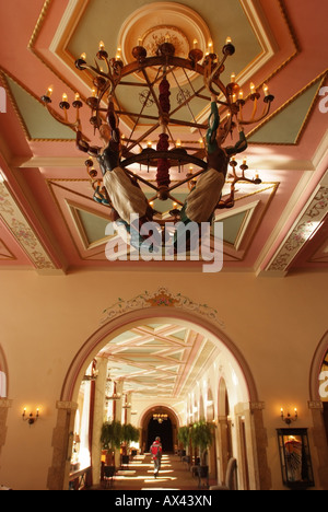CANADA Alberta Banff Banff National Park Lake Louise Chateau Lake Louise corridoio interno ornato di chandlelier Foto Stock