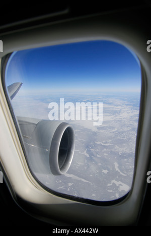 Guardando fuori della finestra su un Boeing 757 aereo sulla Groenlandia (Groenland) durante un volo transatlantico Foto Stock