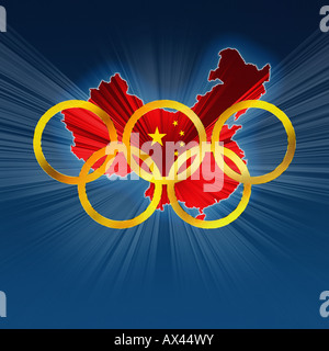 Golden anelli olimpici più stilizzata mappa rosso della Cina contro un fondo blu intenso Foto Stock