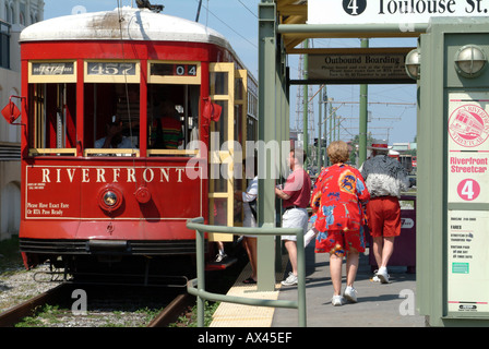 New Orleans in Louisiana USA nel profondo sud degli Stati Uniti il lungofiume di rosso il tram alla stazione di Tolosa Foto Stock