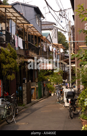 Una strada tranquilla nel centro storico quartiere Yanaka di Tokyo, Giappone Foto Stock
