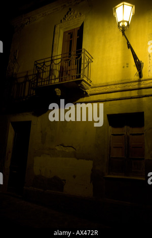 Luci di casa di notte a Calasetta Foto Stock