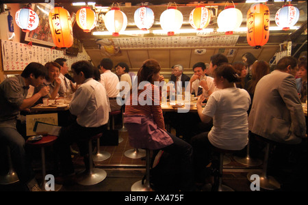 Piccolo ristorante sotto i binari ferroviari a Yurakucho nel centro di Tokyo Giappone Foto Stock