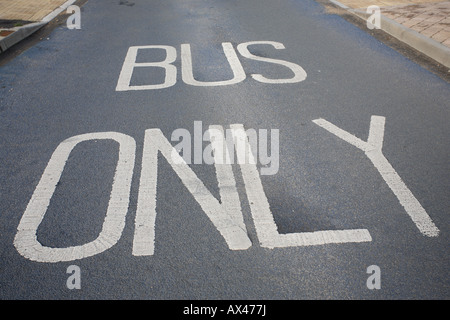 Un tratto di strada contrassegnata solo Bus Foto Stock