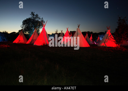 Una fila di teepees al tramonto in un campo inglese Foto Stock