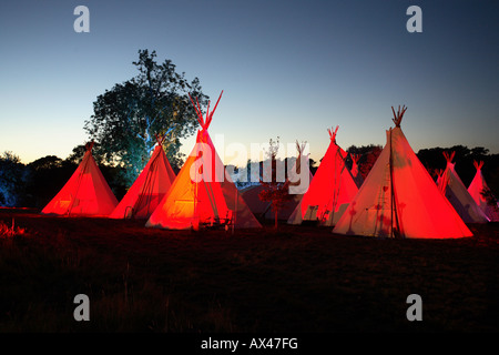 Una fila di teepees al tramonto in un campo inglese Foto Stock
