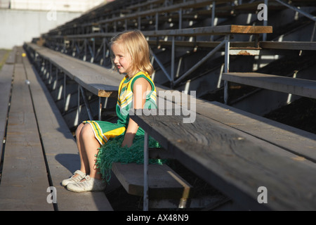 Ragazza vestita come Cheerleader in tribuna Foto Stock