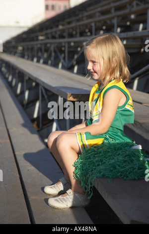 Ragazza vestita come Cheerleader in tribuna Foto Stock