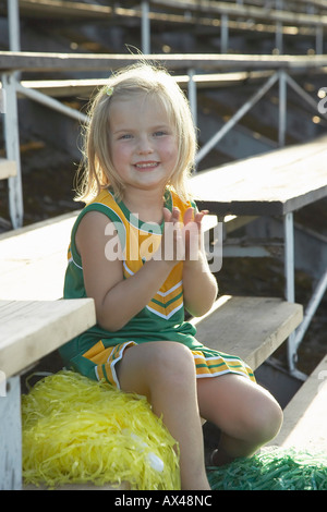 Ragazza vestita come Cheerleader in tribuna Foto Stock