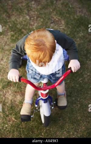 Ragazzo sul triciclo Foto Stock