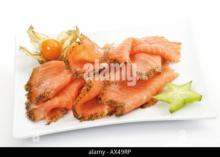 Fette di Salmone con aneto, vista in elevazione Foto Stock