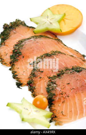 Fette di Salmone con aneto, vista in elevazione Foto Stock