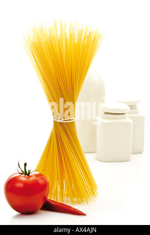 Mazzetto di spaghetti, pomodoro e peperoncino, close-up Foto Stock