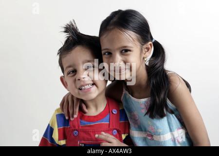 Ritratto di un fratello e una sorella sorridente Foto Stock