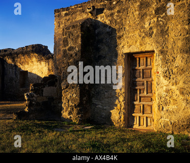 Missione Concepción porta di legno San Antonio Missions National Historic Park San Antonio Texas USA Gennaio 2006 Foto Stock