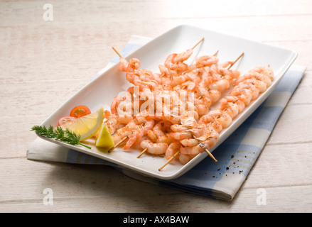 Gamberetti sputa su piastra bianca, decorata Foto Stock