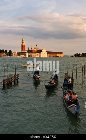 Gondole di fronte a San Giorgio Maggiore visto dalla Riva degli Schiavoni, Venezia, Italia Foto Stock