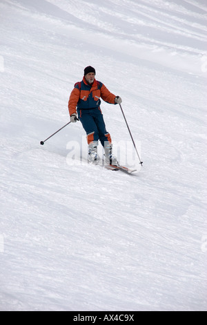 Sciatore su Cady Carosello nero eseguire il Passo del Tonale Foto Stock