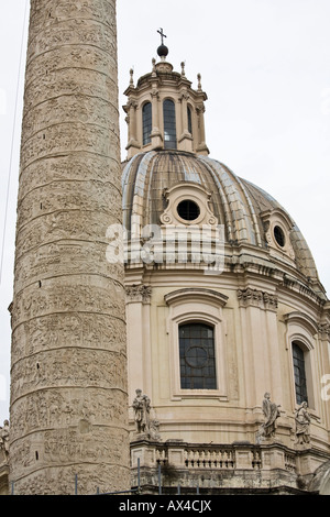 La sezione della Colonna di Traiano con la cupola del Nome di Maria in background Foto Stock